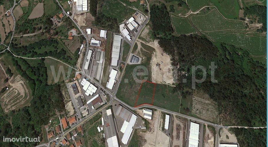 Lote industrial em Golães