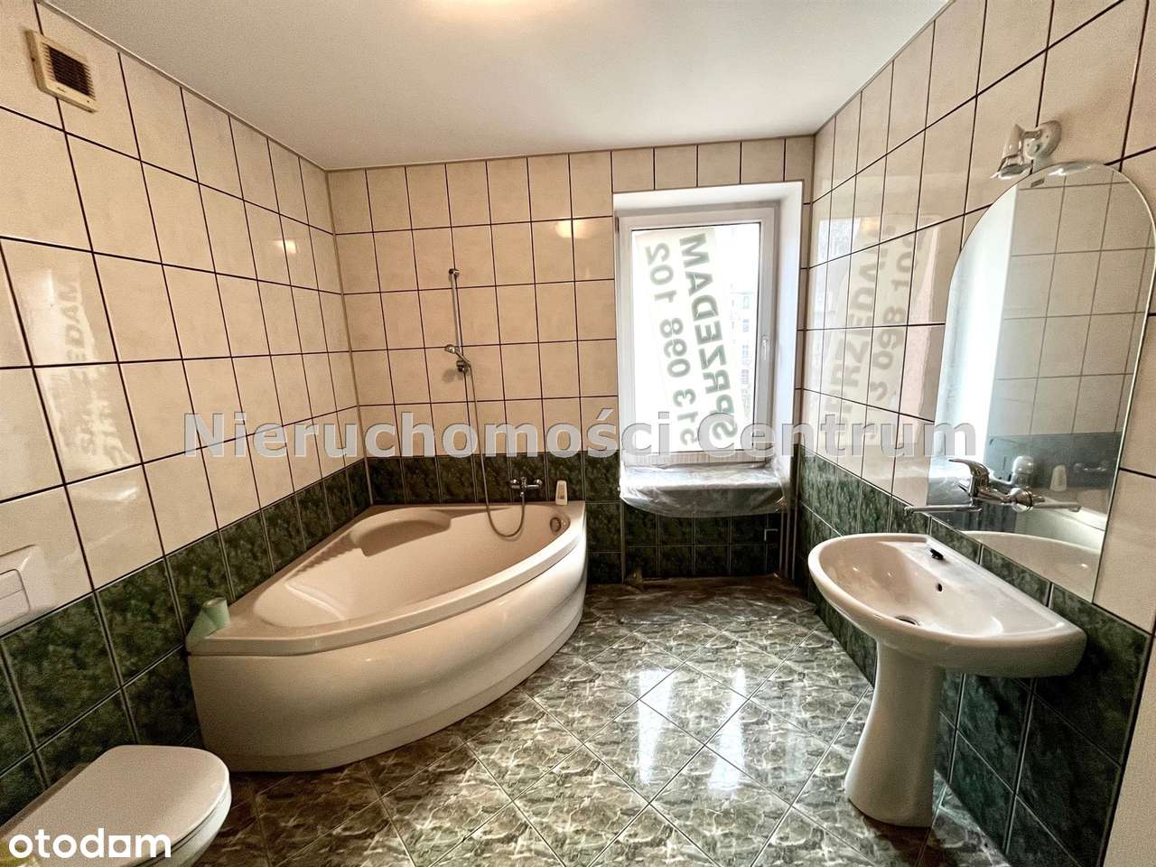 Duże mieszkanie w zabytkowej kamienicy w sercu miasta-5