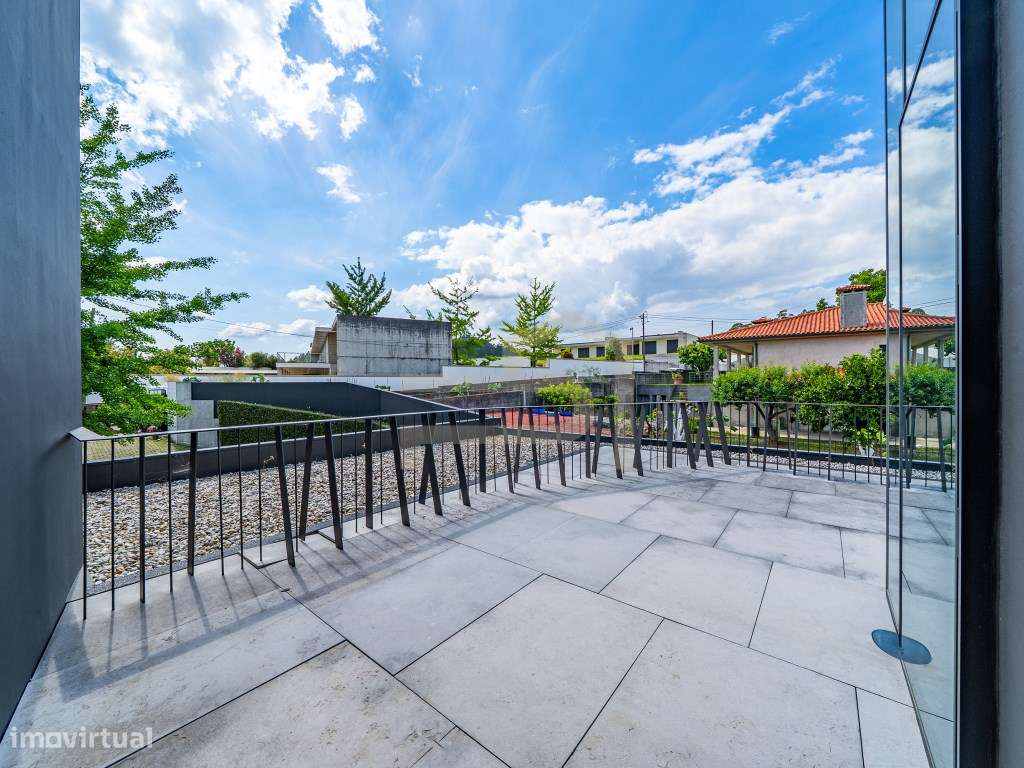 Exclusiva Moradia de Luxo com Design Contemporâneo-47