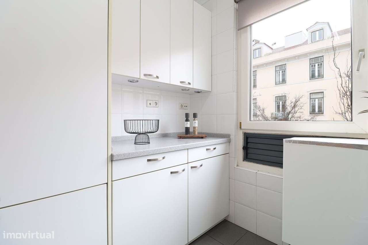 Apartamento T2 com garagem no coração de Campo de Ourique, Lisboa-13