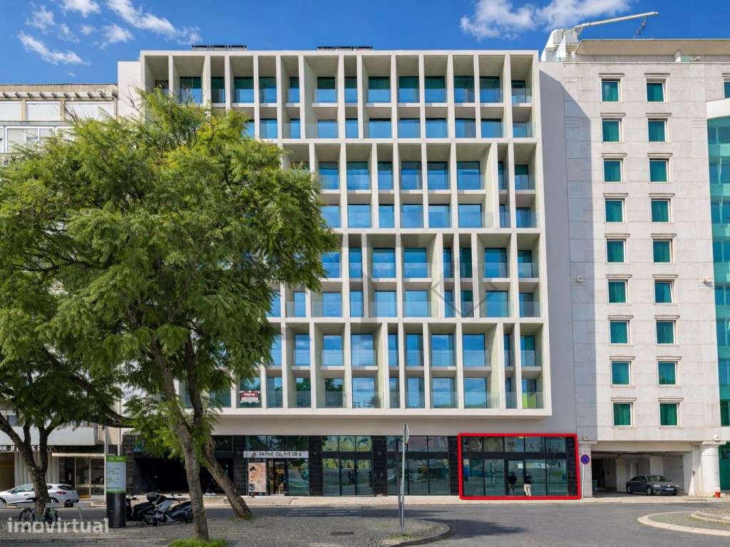 Loja Comercial com 940m2 e Garagem para Arrendamento na Av. 5 de Ou... - Grande imagem: 2/14