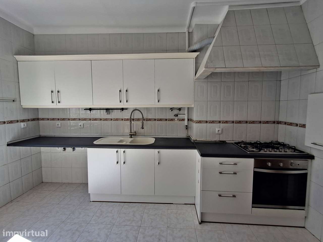 Apartamento T4 muito soalheiro, em zona central.-22