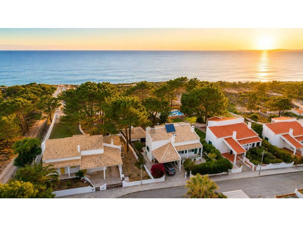 Moradia de Sonho T4+1 para Venda com Total Vista Mar, junto à Praia...-51