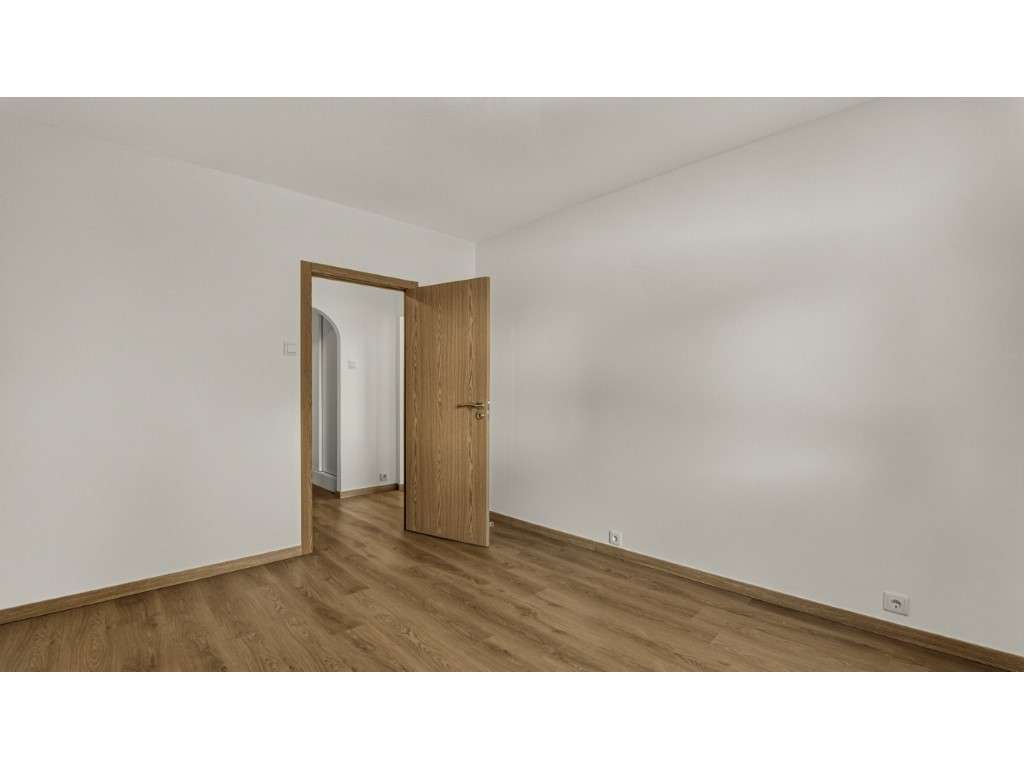 Apartamento T2 Remodelado nos Olivais-9