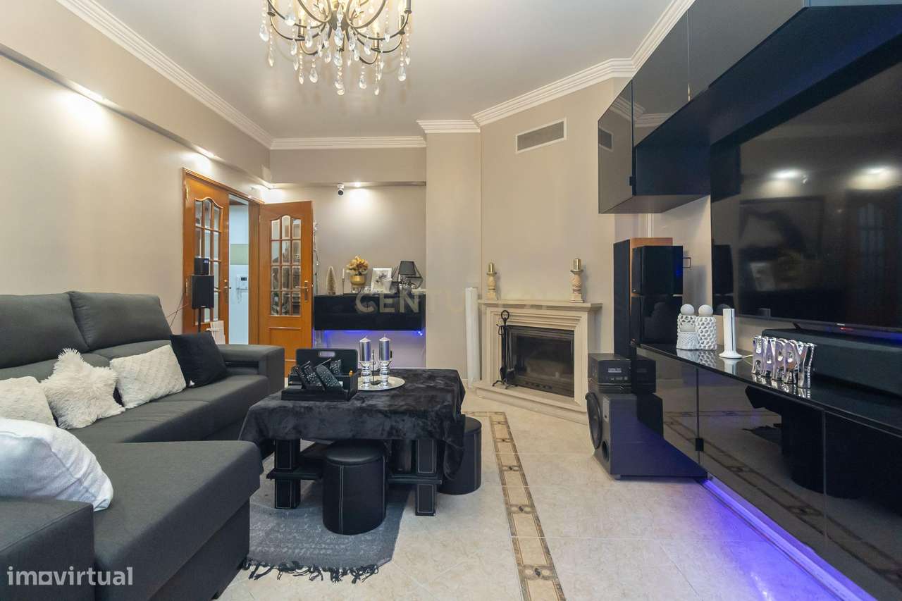 Magnifico T2, no Laranjeiro, perto do Alfeite, construção de 2002, pré-8