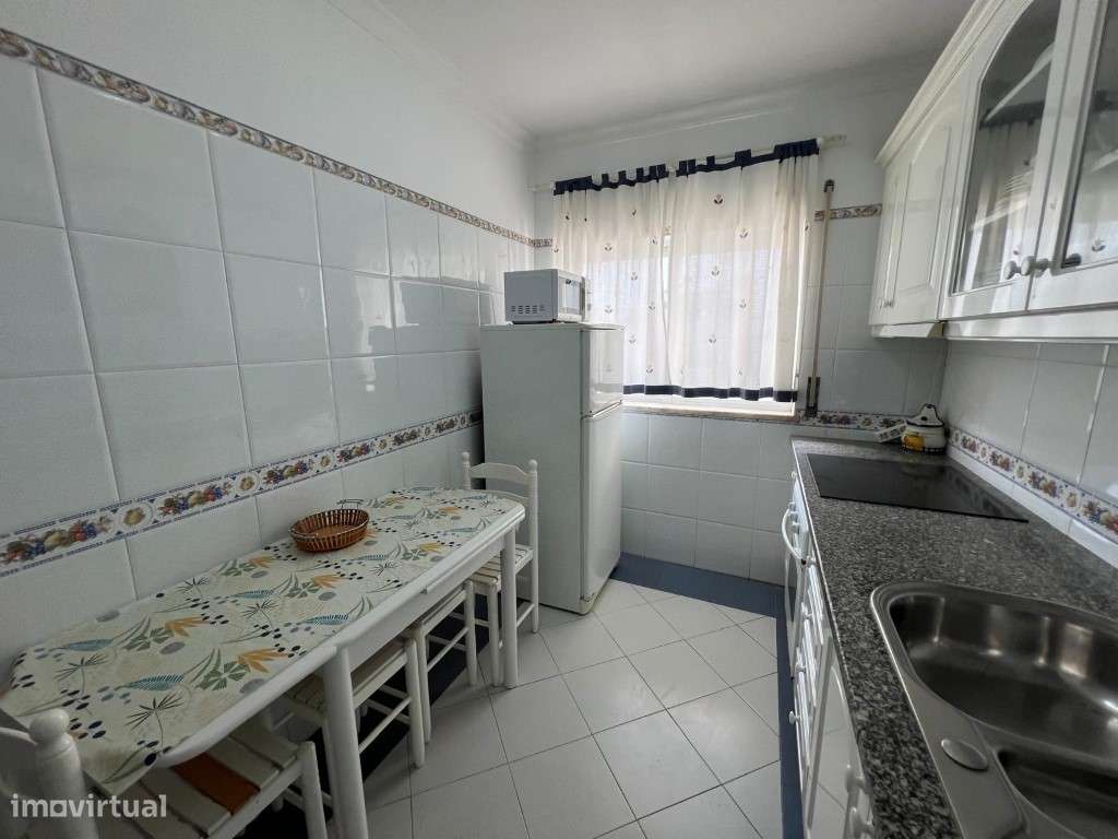 Apartamento T2 amplo com vista mar, a apenas 2 minutos da praia e 5...-5