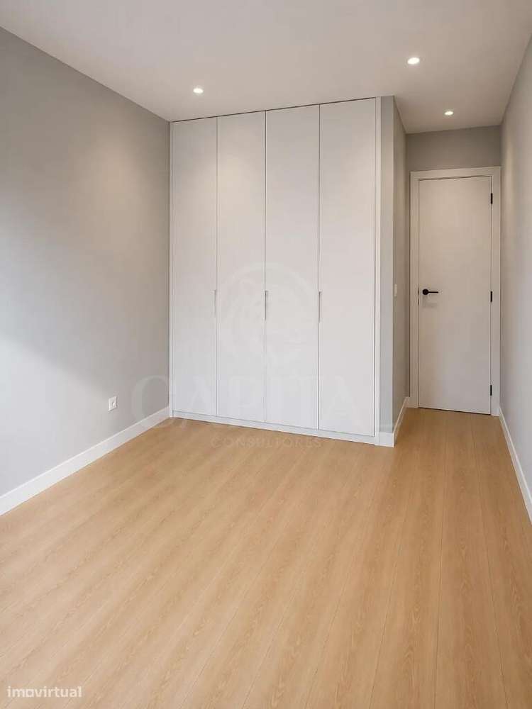 Apartamento moderno a estrear com excelente exposição solar, varanda e-9