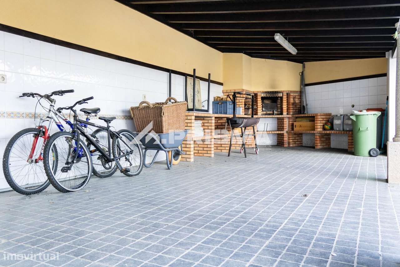 Moradia T5 para Venda em C. Branco-33