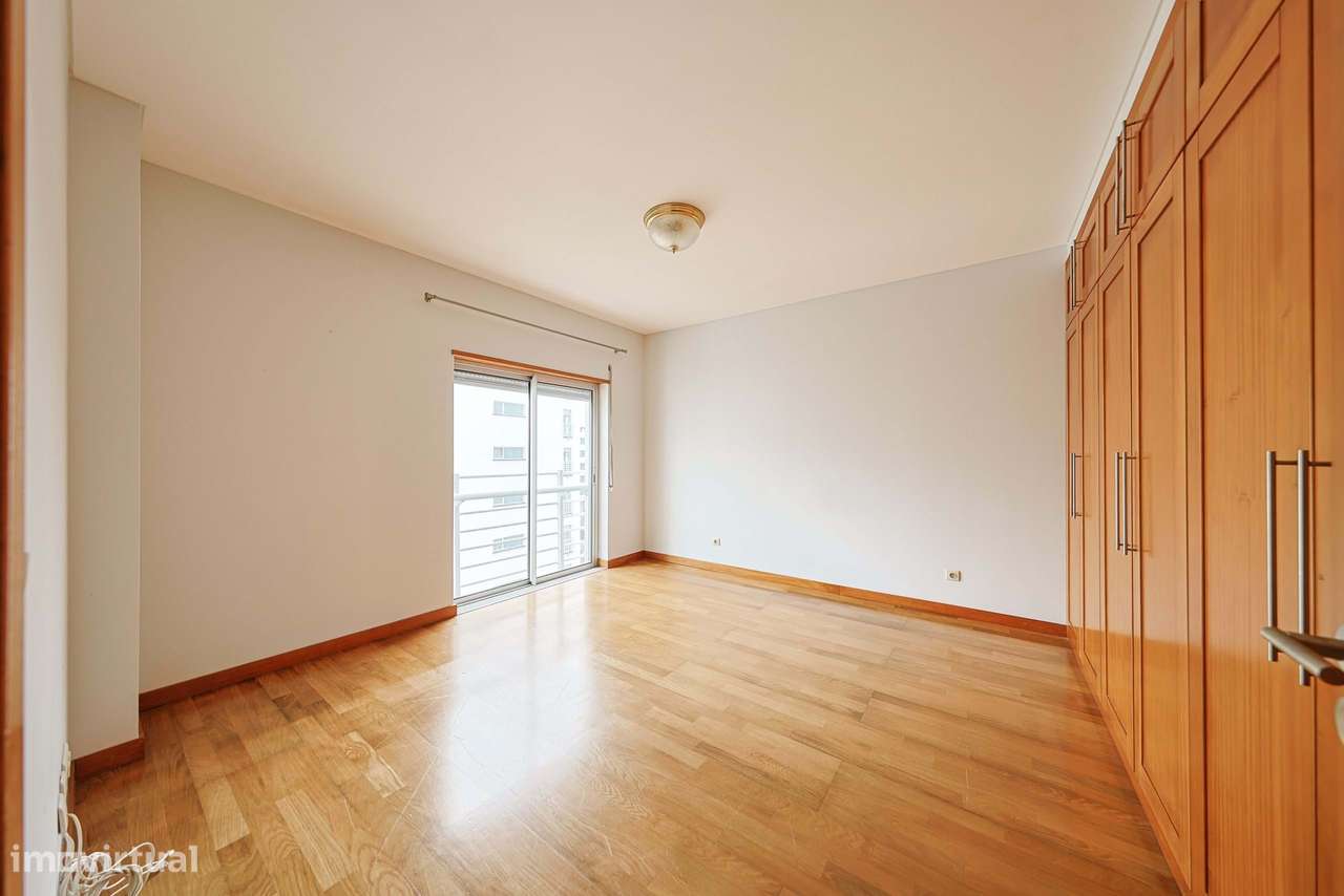 Apartamento T3 na Avenida D. João III para venda-6