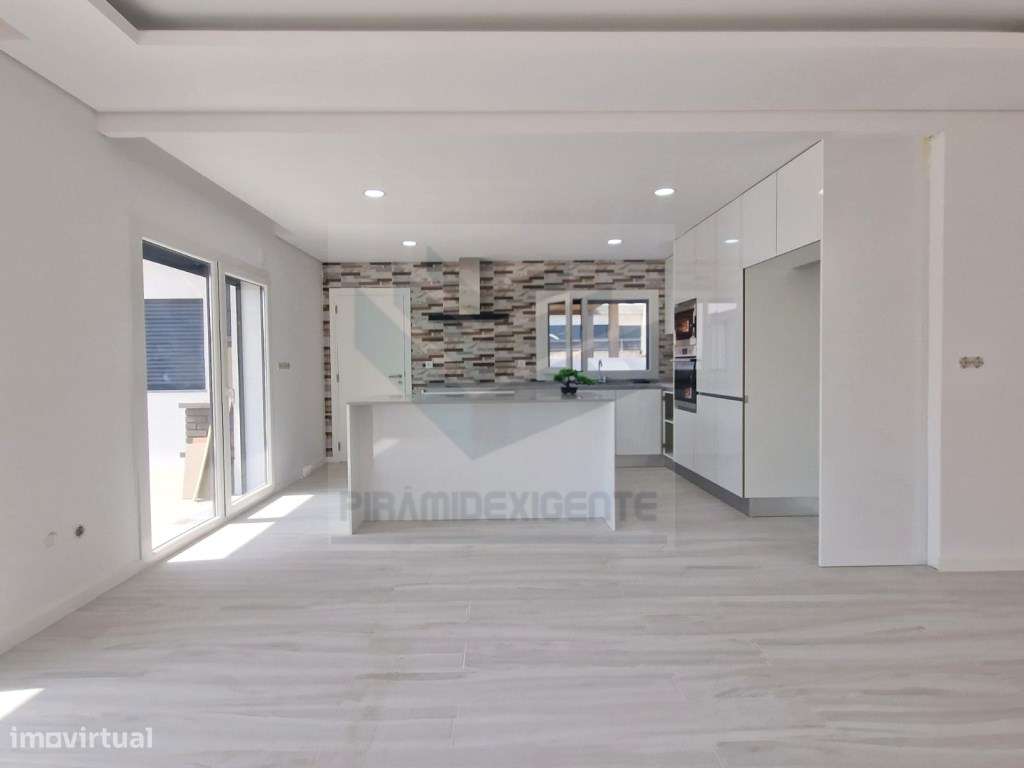 Moradia Isolada, Fernão Ferro, 2 Suítes, open space 46m2-20