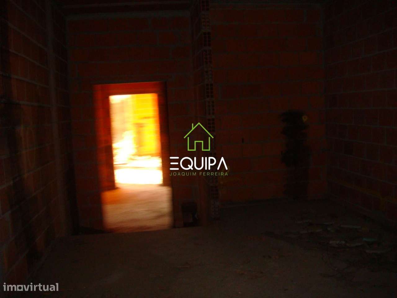 Terreno para construção (com moradia  T-5, construída em grosso), e-35