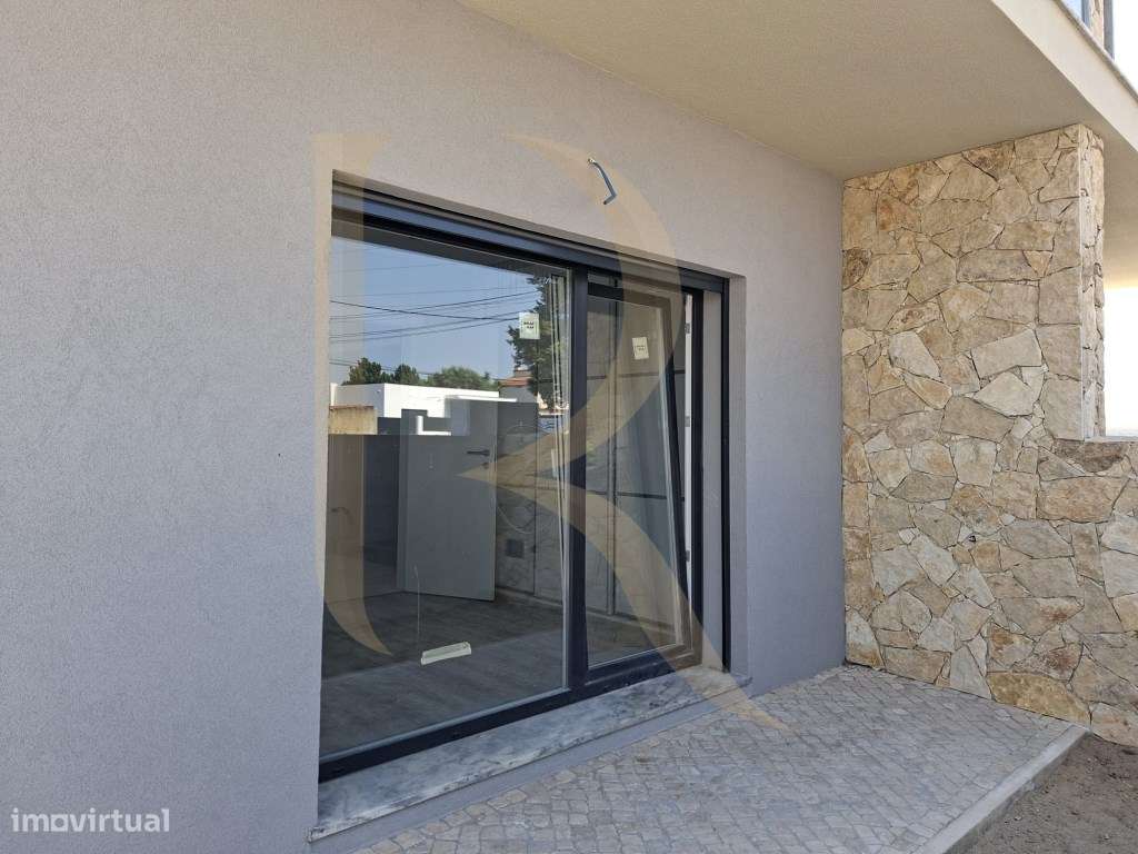 Moradia geminada T3 nova em Fernão Ferro-17