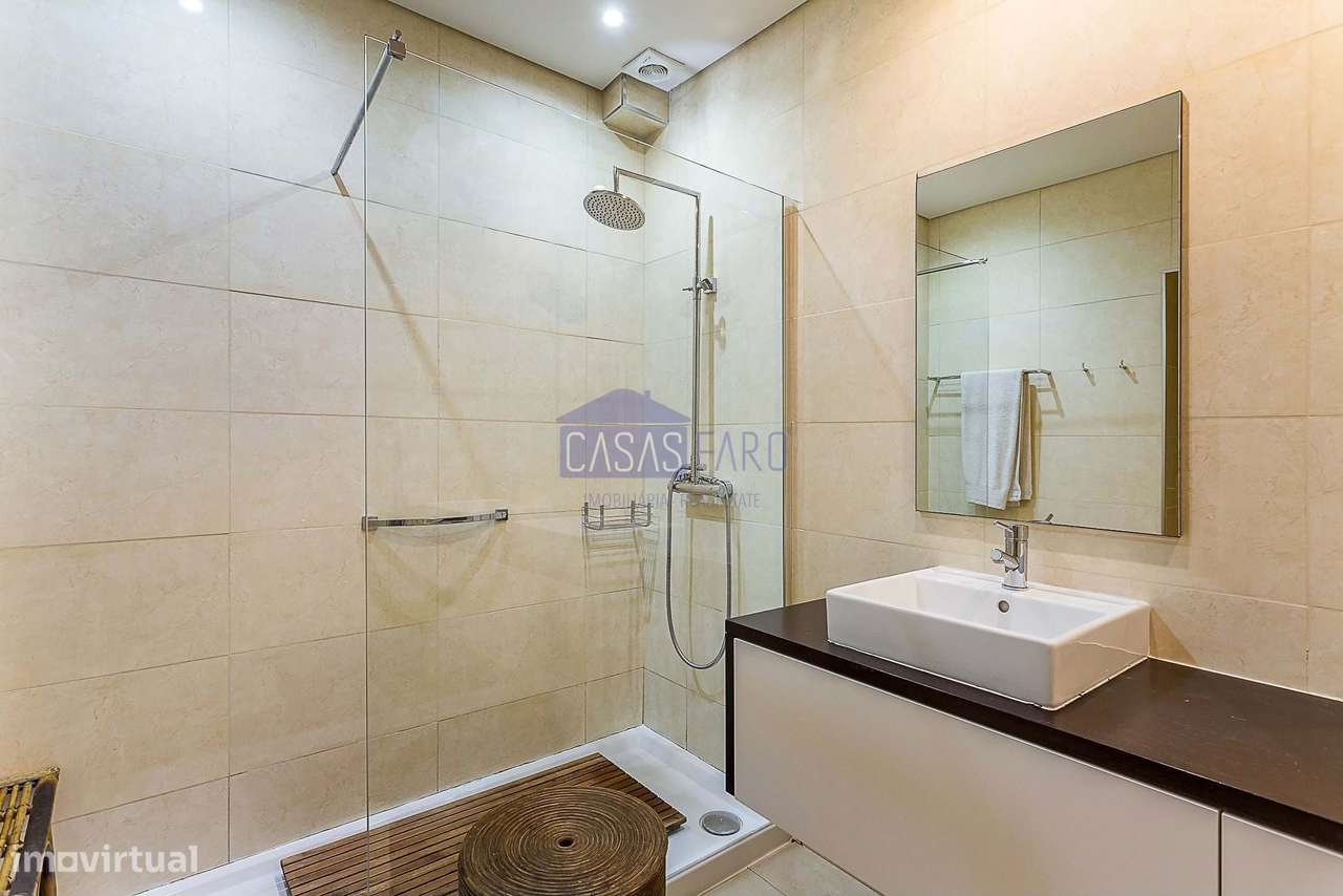 Imponente Moradia V3 de 3 pisos na zona da Avenida 5 de Outubro em Far-40