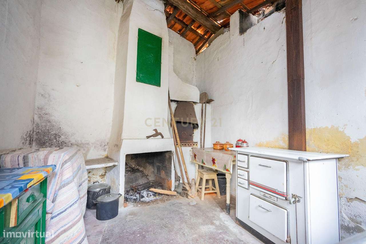 Moradia T3 para recuperar com terreno a 1,5km do centro de Vila Nova d - Grande imagem: 4/29