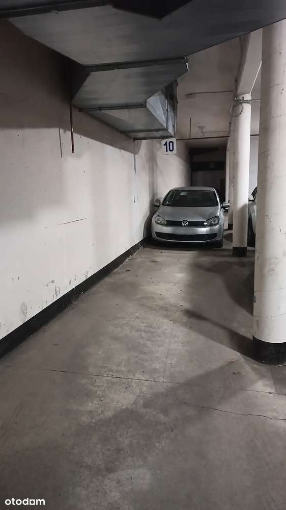 Miejsce parkingowe w garażu sprzedam .