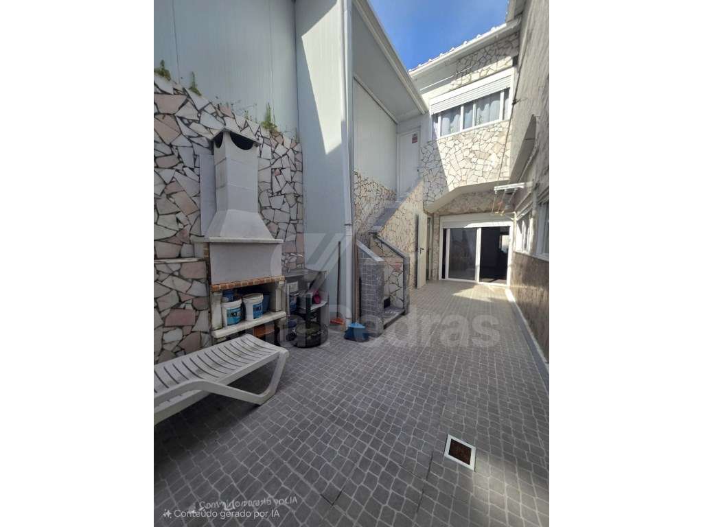 Moradia Bi-Familiar Totalmente Remodelada com Logradouro e Elevado ...-36