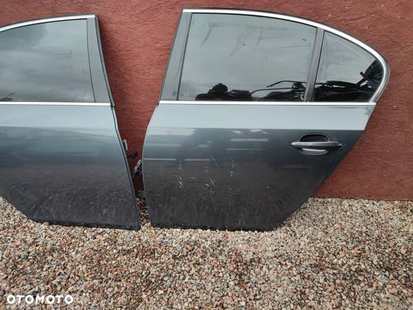 BMW E60 / E60 LCI, ORYGINALNE KOMPLETNE DRZWI PRAWE / LEWE TYŁ O NR: 7 202 341 / 7 202 342 OEM. W KOL. PLATINGRAU METALIC A68/7 W DOBRYM STANIE TECHNICZNYM, BEZ RDZY - 3