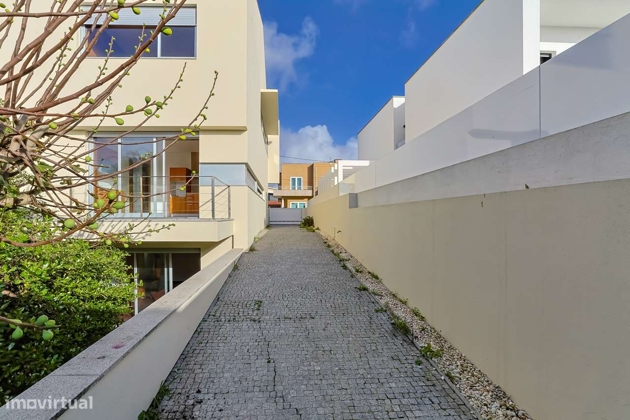 Moradia T3, Individual, c/ 3 pisos, Garagem Dupla e Jardim-33