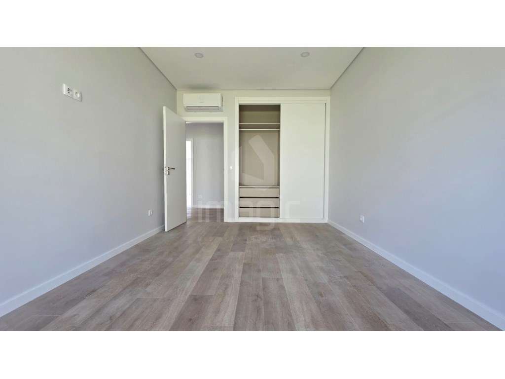 MORADIA T4 TÉRREA NOVA em SANTO ISIDORO-17