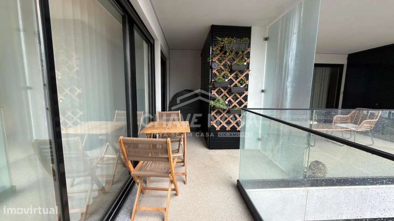 Apartamento T1+1 Como Novo c/ Lugar de Garagem em Santa Marinha (VL8)-15