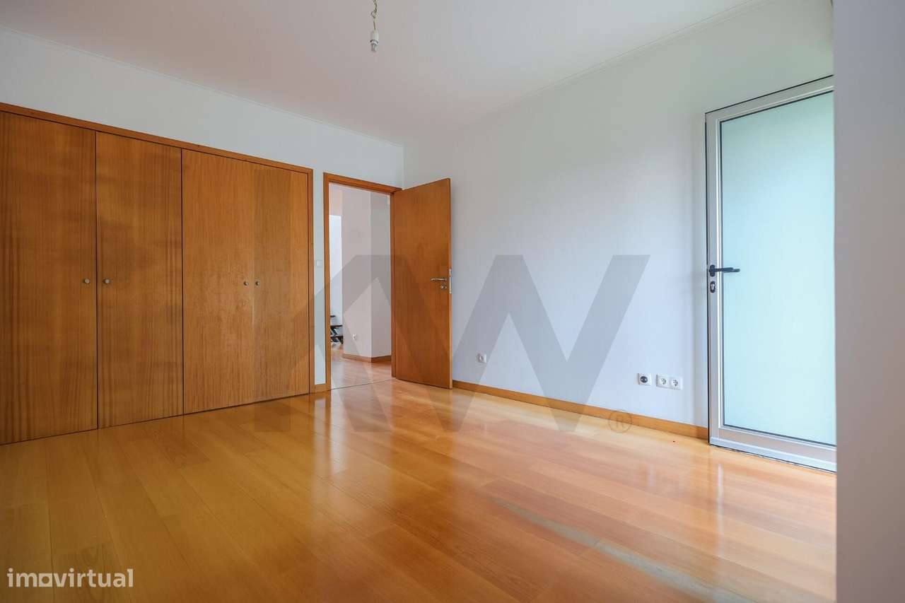T2 Duplex com 132 m2, Terraço de 60 m2, Estacionamento e Vista sobre P-13