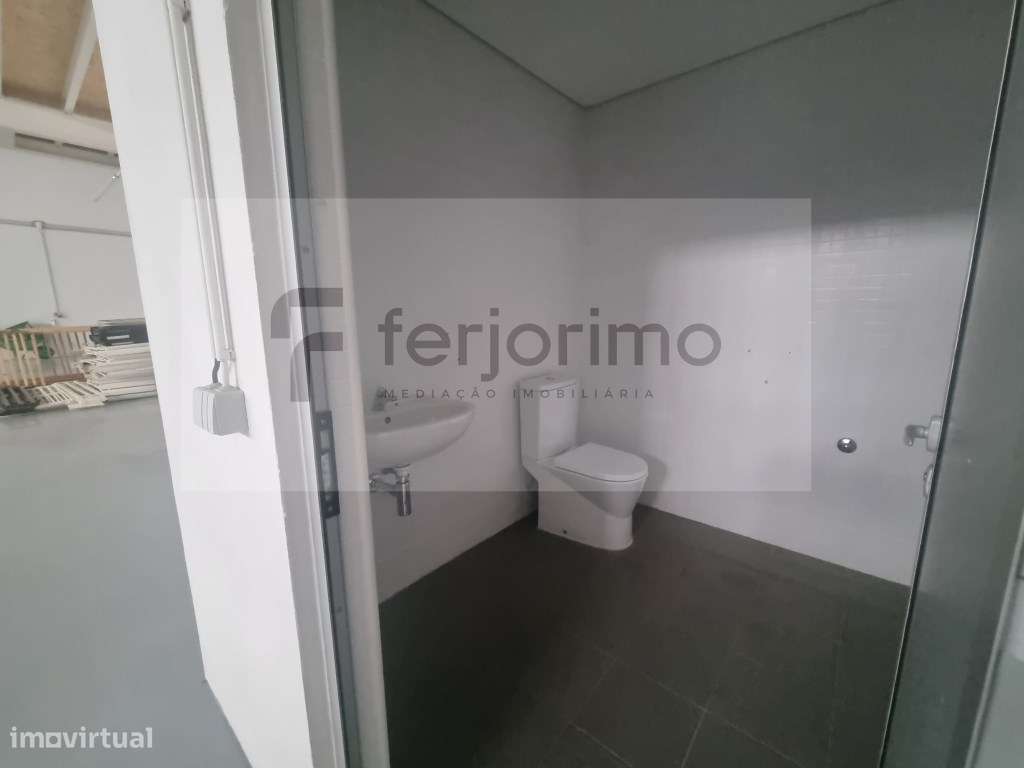 Armazém - Arrendamento 

* lote 3

* com 470 m - Grande imagem: 4/8