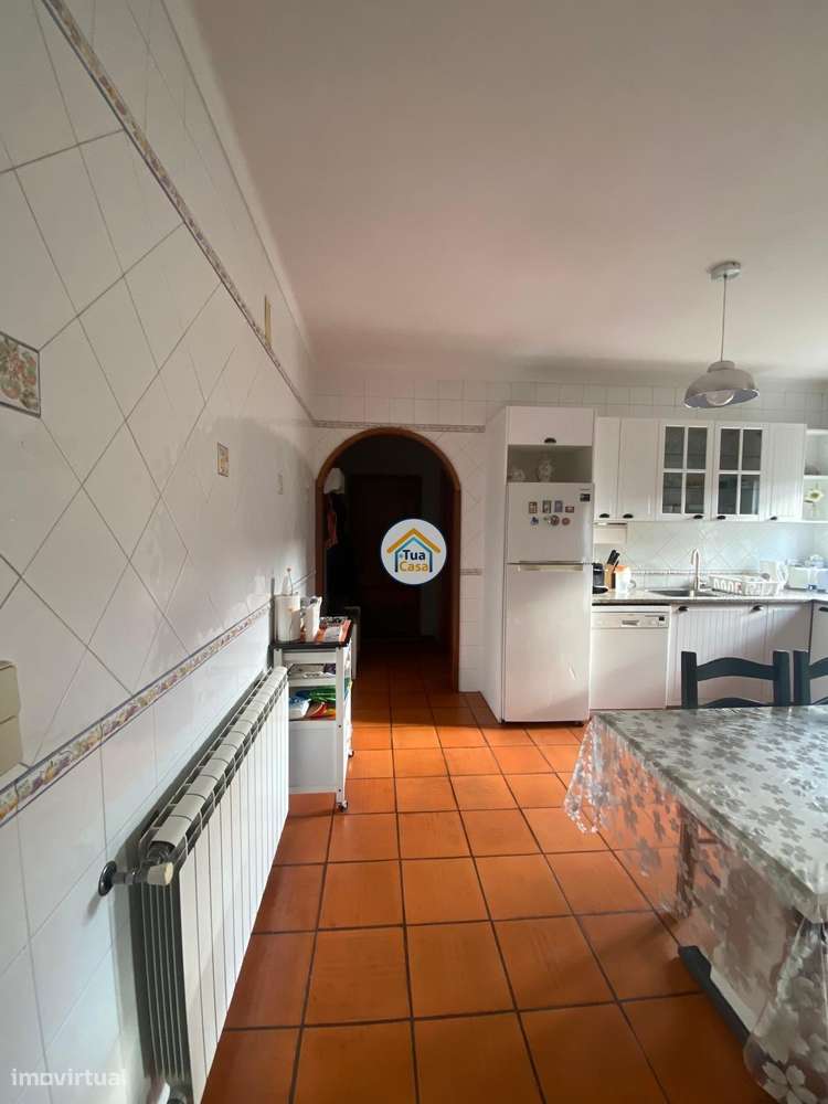 Moradia Geminada  de um dos lados do outro tem entarada e jardim em to-19