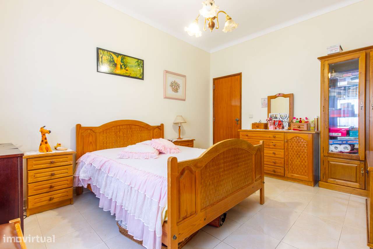 Moradia T5 isolada com jardim e terraço em Quinta do Conde-32