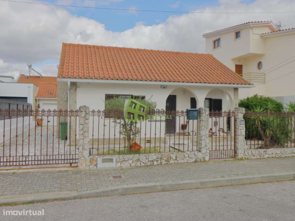 Moradia T2 Isolada com Anexo T1 - Fernão Ferro, Redondos-0