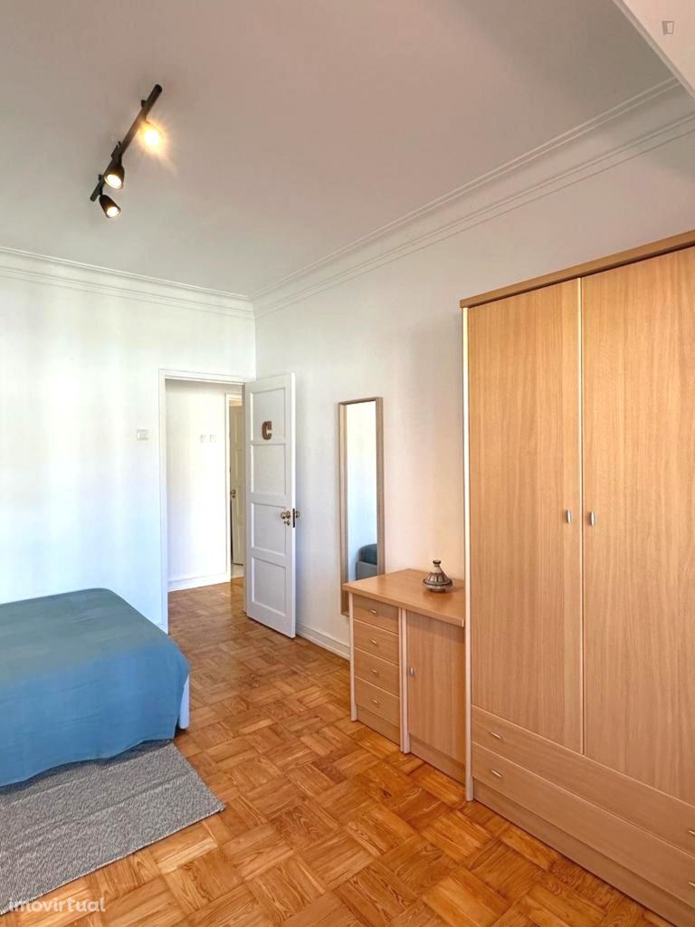 616477 - Quarto com cama de casal, com varanda, em apartamento com...