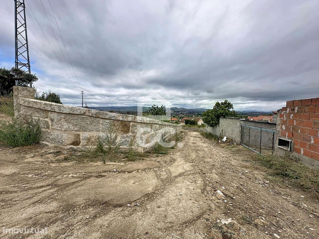 Terreno para construçao, com projeto aprovado para uma moradia, com vi-9
