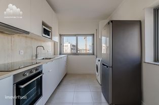 Apartamento c/80 m2 totalmente remodelado, com garagem fechada e sótão