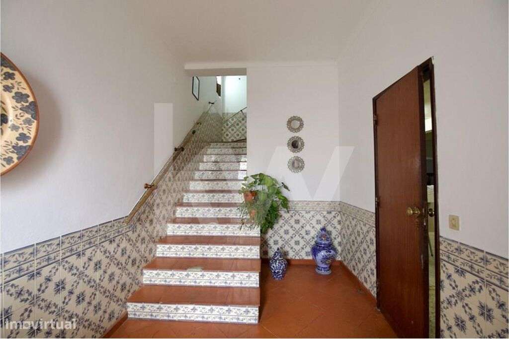 Moradia com 3 pisos mais T1 no exterior. Localização com vista para o - Grande imagem: 2/35