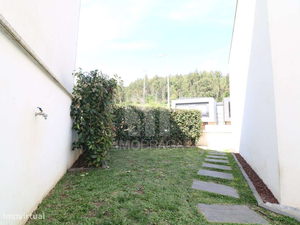 Venda Moradia Geminada T3, em Esporões, Braga-42
