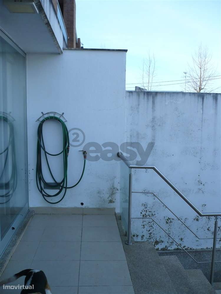 MORADIA EM BANDA T4 COM JARDIM-10