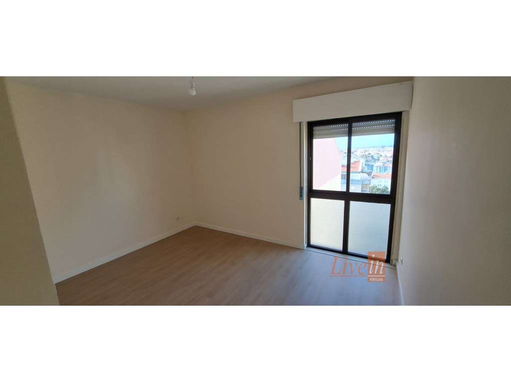 Apartamento T2 Totalmente Remodelado na Tapada das Mercês-9