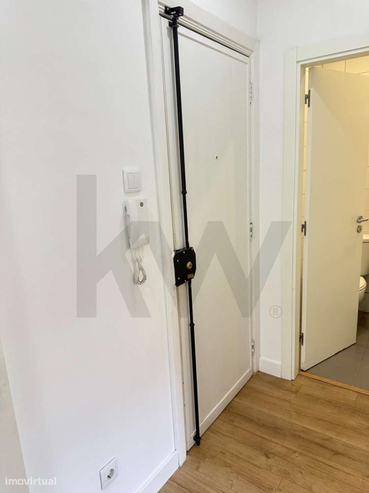 Apartamento T1 remodelado com terraço situado na Graça - Grande imagem: 1/28