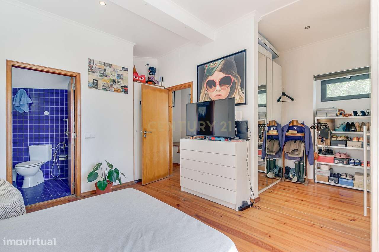 Terreno de 956m2 com duas moradias em Alcântara, Lisboa, uma T4 e T3-21