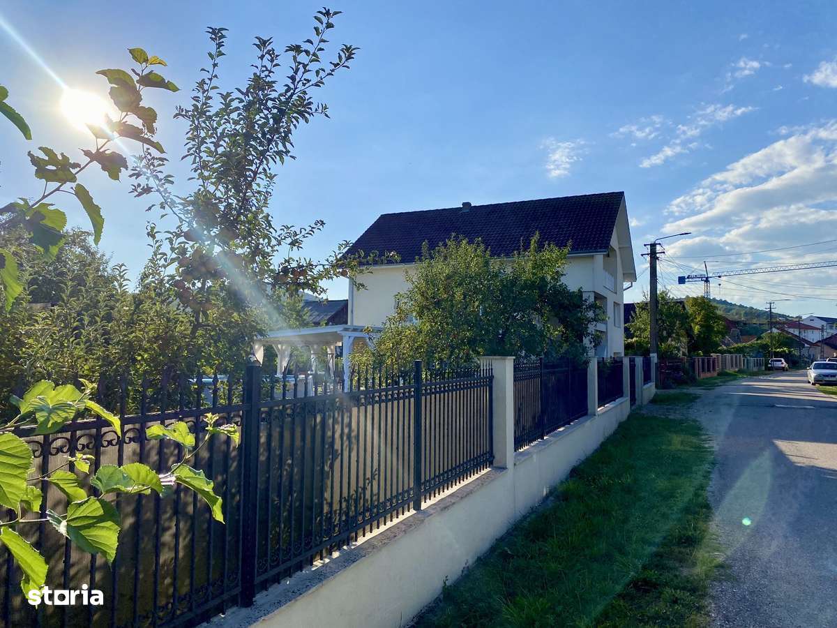 Casă centrală, spațioasă cu priveliști și curte generoasă – Jibou - Imagine principală: 2/20