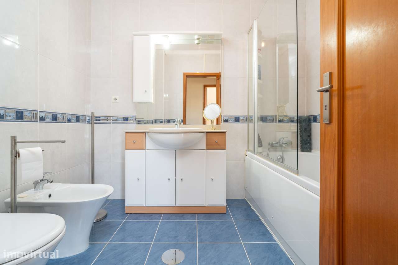 Moradia T4 com jardim, garagem e vistas urbanas-16