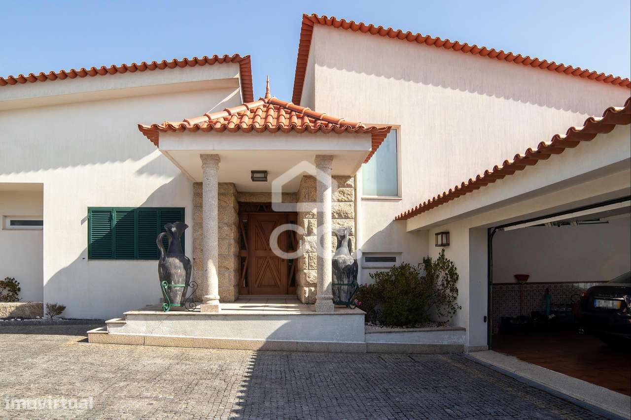 Moradia T6 com piscina e vistas-39