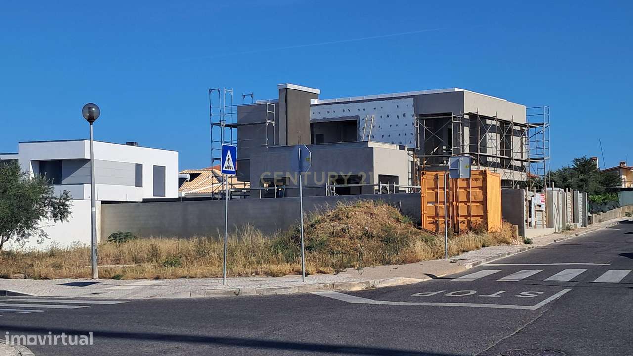 Moradia Isolada unifamiliar com piscina e garagem-21