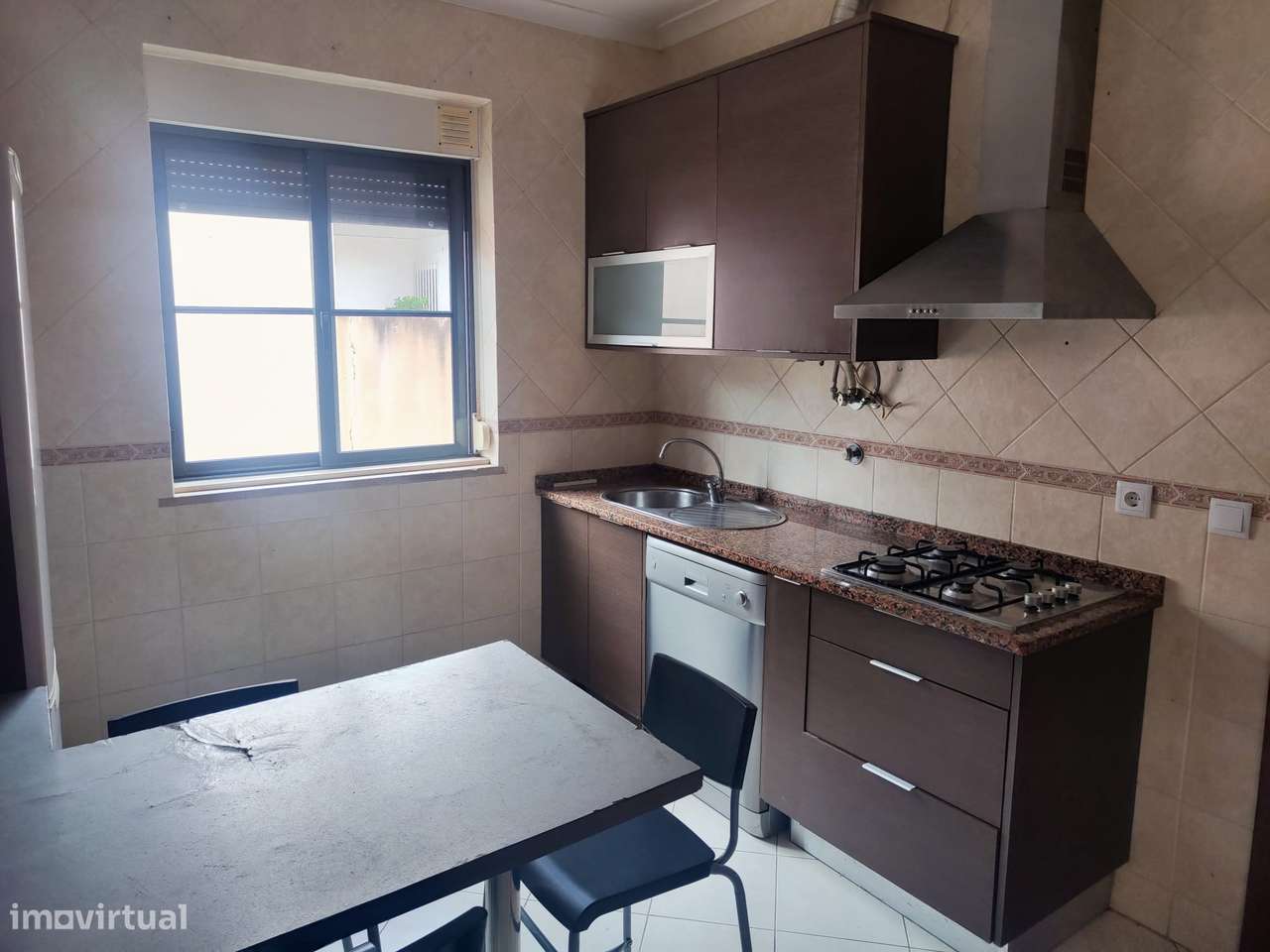 Moradia geminada (ponta), r/c e 1º andar, a 5min. do centro da cidade!-6