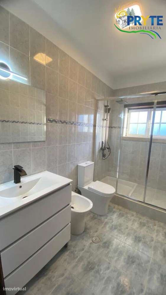 Moradia em Excelentes Condições com Amplo Terreno - Oportunidade Única-52