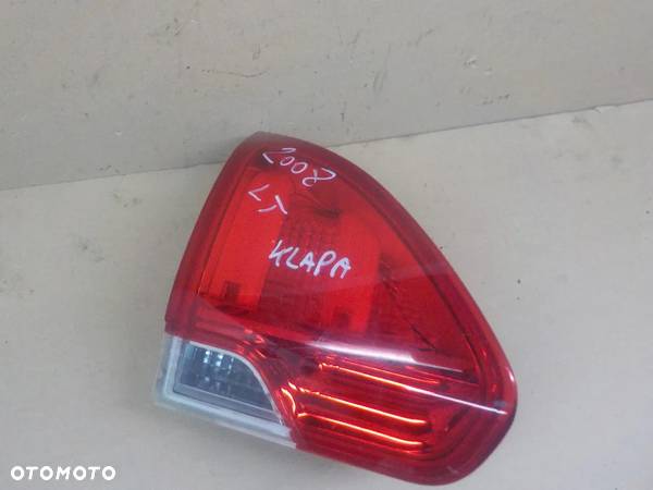 PEUGEOT 2008 LAMPA LEWY TYŁ W KLAPĘ - 1