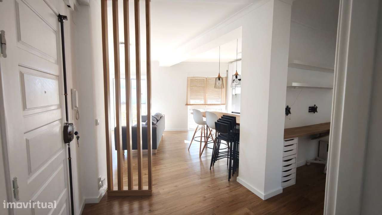 Apartamento T2 remodelado, com varanda e sótão. Centro da cidade.-9