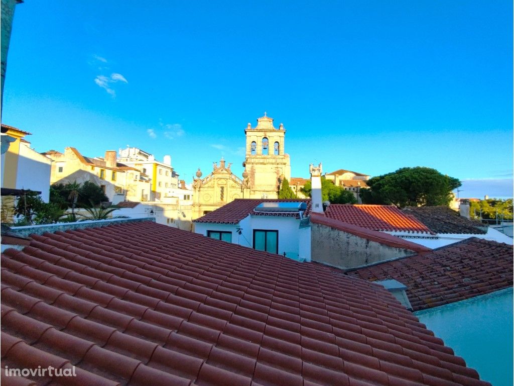 Edifício com 260 m2, situado no coração histórico de Évora.