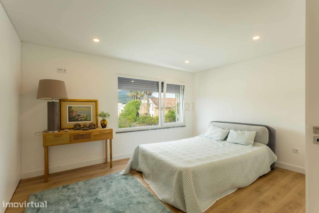 Moradia V4 isolada de arquitetura contemporânea com piscina, com vista-14