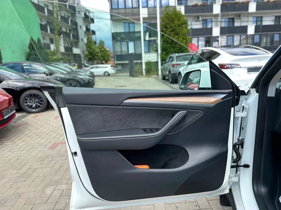 Tesla Model Y Long Range Dual Motor AWD - 29