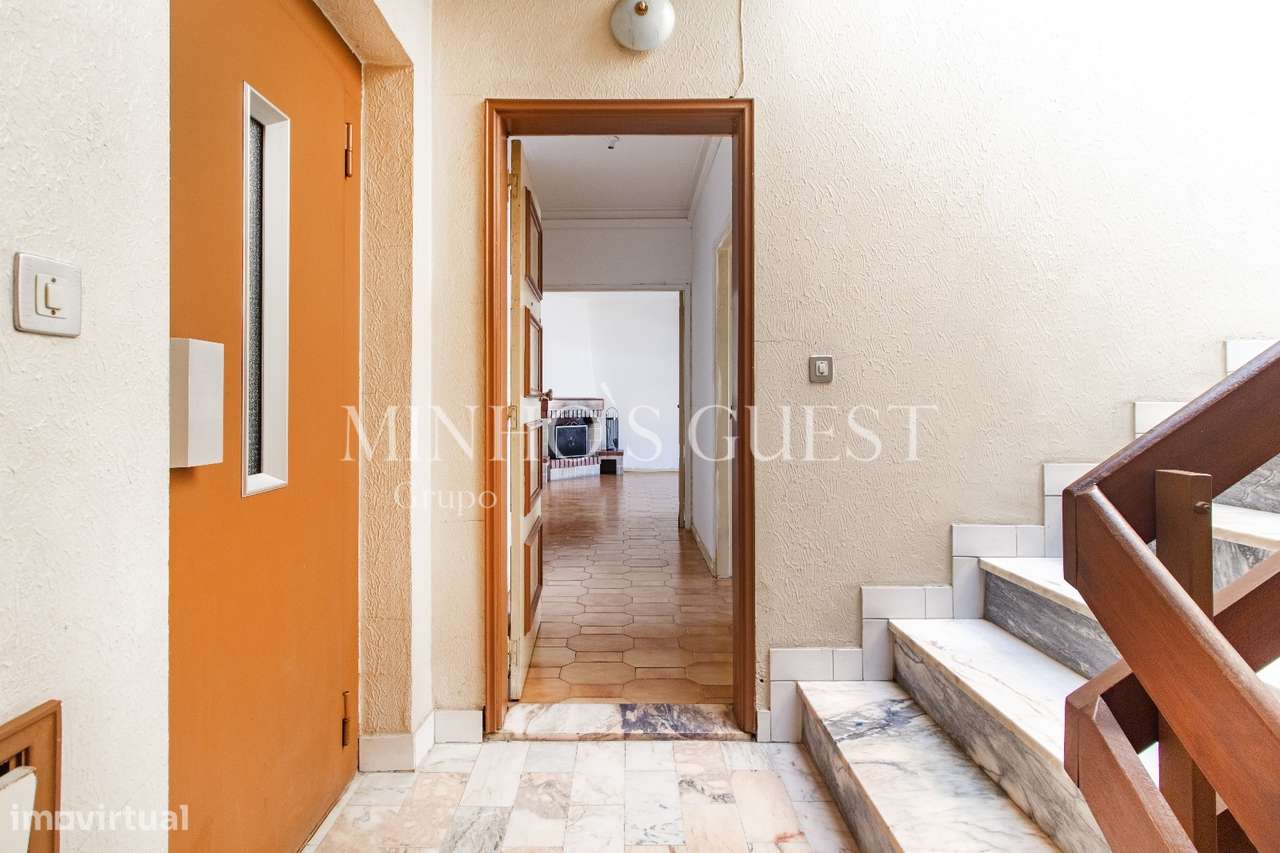 Apartamento T3 de último andar c/ varanda e vista para Av. Liberdade --25